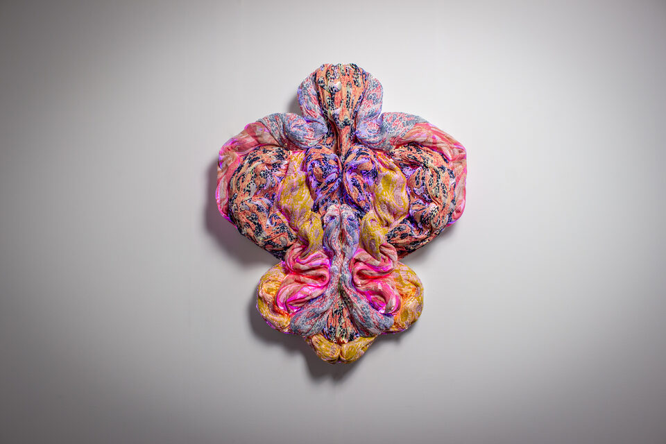 The artwork Andetag no. 10, textile sculpture in soft ambient light.