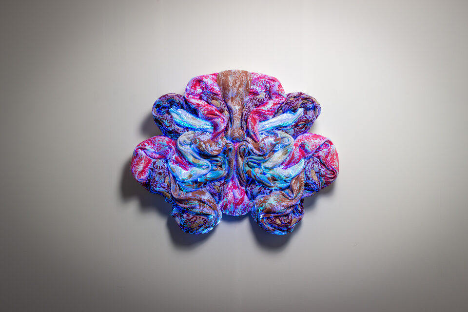 The artwork Andetag no. 16, textile sculpture in soft ambient light.