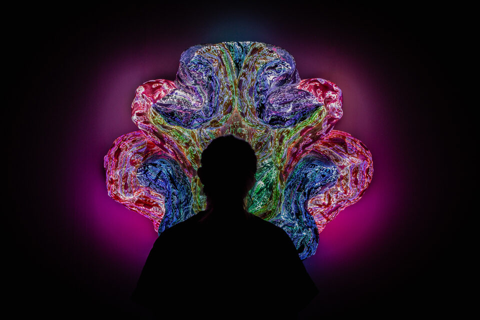 The artwork Andetag no. 20, another view with a person beside the textile sculpture.
