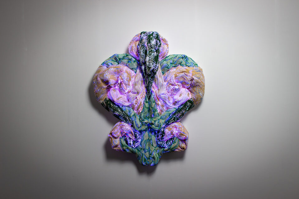 The artwork Andetag no. 21, textile sculpture in soft ambient light.