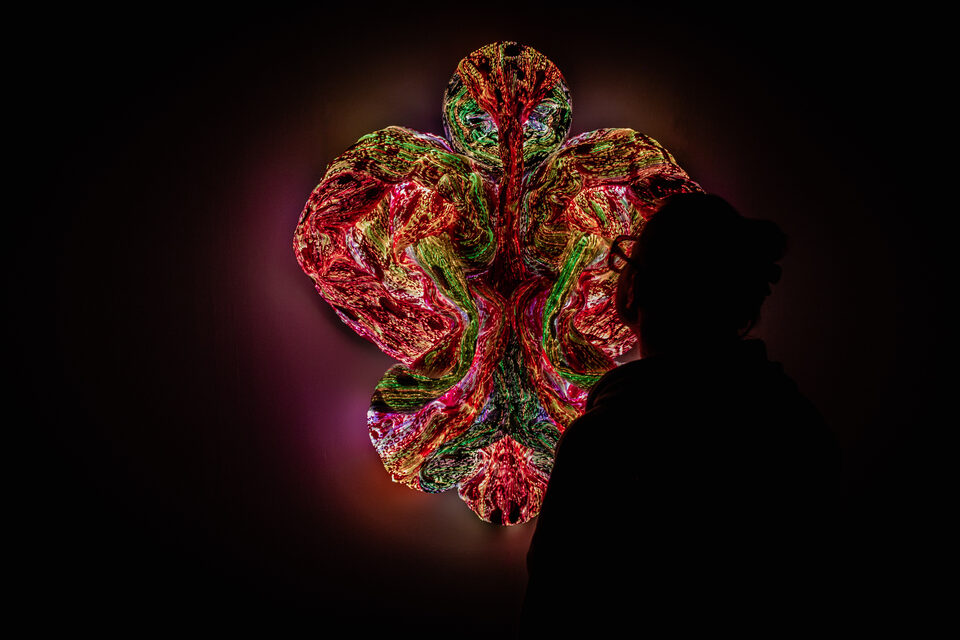 The artwork Andetag no. 24, another view with a person beside the textile sculpture.