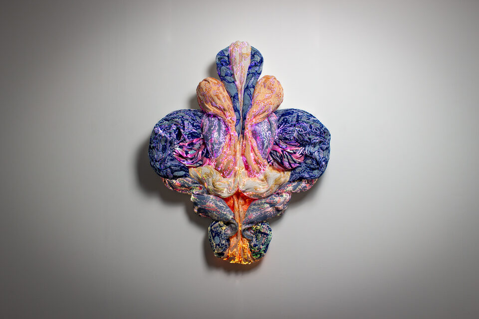 The artwork Andetag no. 25, textile sculpture in soft ambient light.