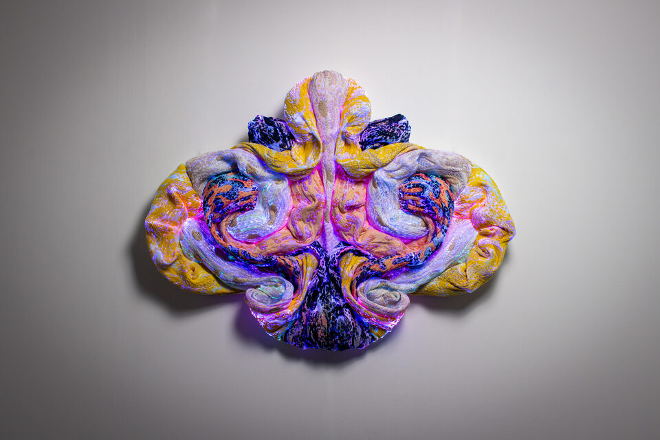 The artwork Andetag no. 27, textile sculpture in soft ambient light.