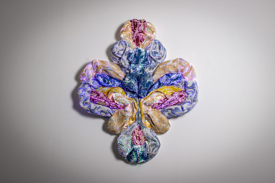 The artwork Andetag no. 28, textile sculpture in soft ambient light.