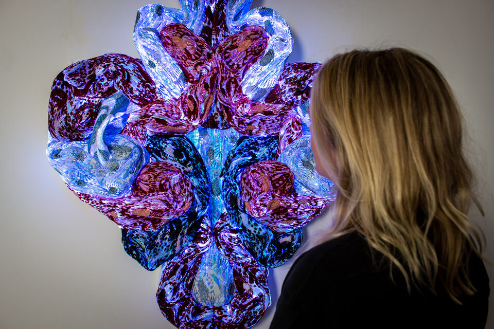 The artwork Andetag no. 37 with a person in the frame, another angle.