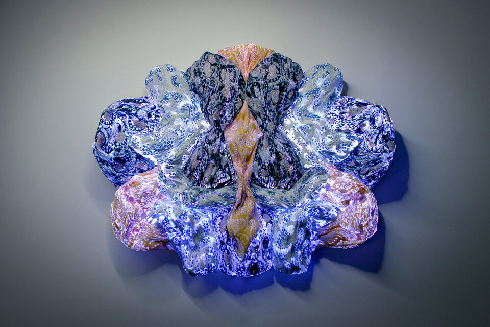 The artwork Andetag no. 5, textile sculpture in soft ambient light.