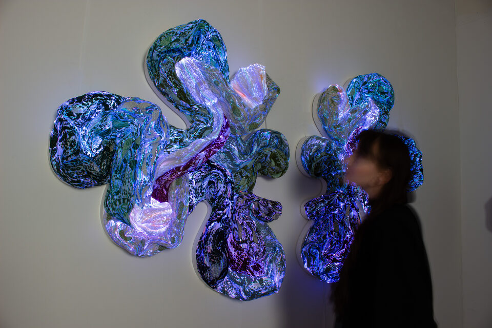 The artwork Andetag no. 50 with a person in the frame, a further view.