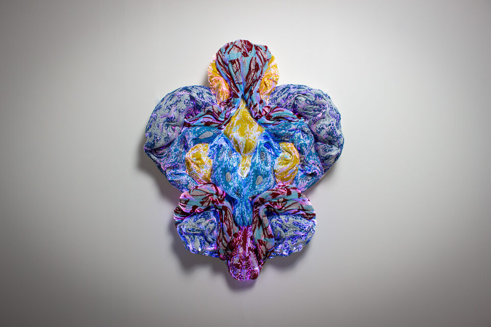 The artwork Andetag no. 7, textile sculpture in soft ambient light.