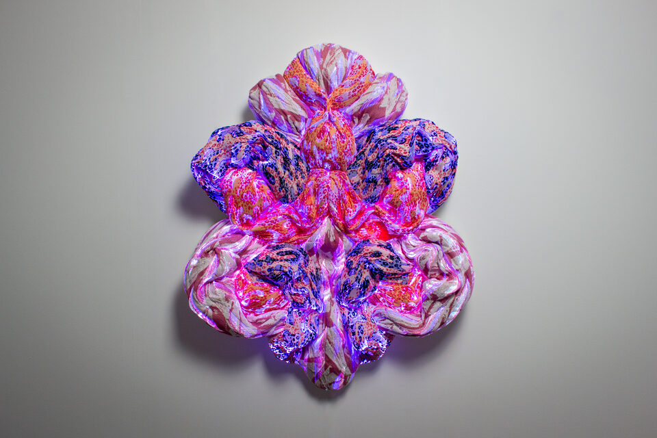 The artwork Andetag no. 9, textile sculpture in soft ambient light.